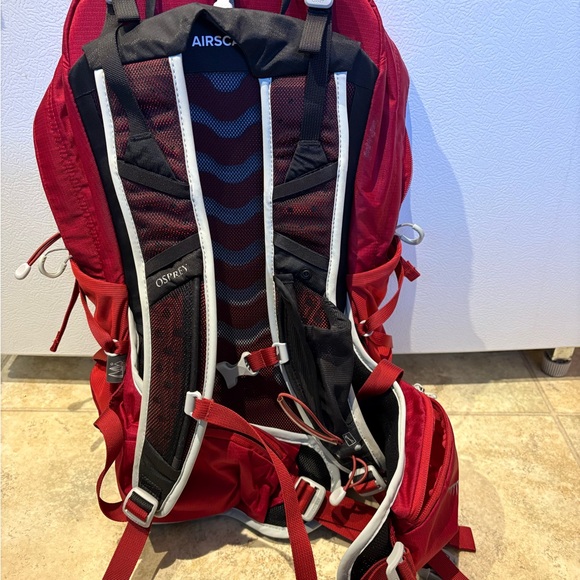 Osprey Talon 11 Crimson Backpack - Picture 2 of 6